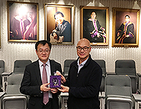 Prof. Liu Renbao (right), Department of Physics of CUHK, presents a souvenir to Prof. Du Jiangfeng